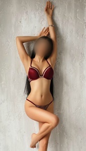 Zenci Escort'ta Eşsiz Bir Deneyim: Büyüleyici Mavi Saçlı Kız